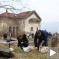 Космет, обилазак гробља без пратње