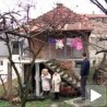 Не желе да напусте дом који се руши