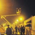 Страдали док су мењали сијалице 