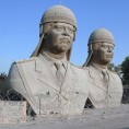 Фабриковани наративи
