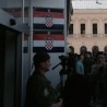 Хрватске заставе преко двојезичних плоча