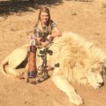 Има 19 година, а лови слонове и носороге