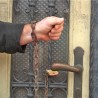Везао се ланцем за врата суда
