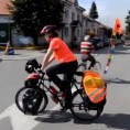 Професорка бициклом око света