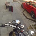 Бацају ђубре кроз прозор, а она им га враћа