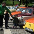 Дружење са „фићом“ испред „Музеја 25. мај“