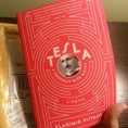 Пишталов роман о Тесли на енглеском језику