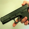 Украо пластични пиштољ, па опљачкао мењачницу