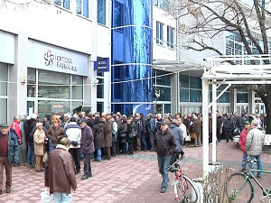 Гужве пред експозитуром Српске банке у Краљеву 