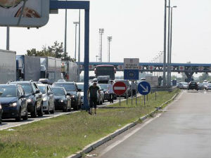 Теретњаци на Батровцима чекају око два сата