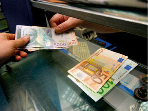 Динар јача, евро 121,70 динара 