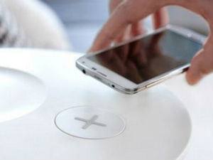 Намештај који пуни телефоне!