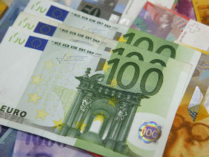 Најнижа вредност евра од 2003. године у односу на долар
