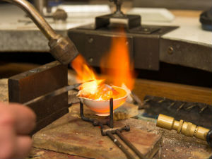 Како „Епл“ намерава да потроши трећину светске производње злата