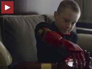 Ајронмен поклонио дечаку вештачку руку