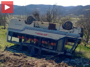 Возач страдао у удесу минибуса, путници повређени