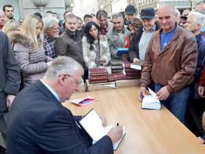 Шешељ делио своје књиге грађанима у Кнез Михаиловој