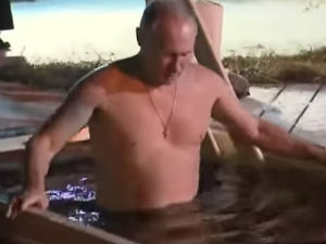 Путин и ове године на Богојављење заронио у ледену воду