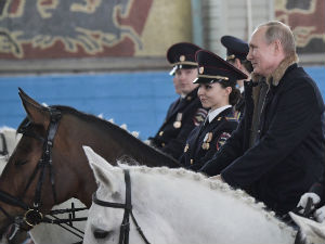 Путин на коњу, окружен женама