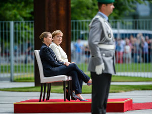 Ангела Меркел прекршила протокол и седела током интонирања химни