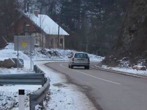 Отежан саобраћај због снега, леда и јаког ветра 