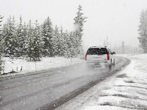 АМСС: Опрез због влажних коловоза, снега и поледице