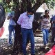 Бесни грађани везали градоначелника за дрво