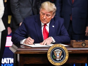 Трамп помиловао 143 особе – међу њима су бивши саветник, финансијер кампање, али и реп музичари