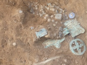 Перле, брошеви, оружје… Откривено право богатство у гробници  у Енглеској