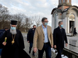 Вучић у Kрагујевцу са владиком Јованом, држава помаже завршетак цркве у Шумарицама
