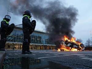 Нереди у Холандији: Пљачке, сузавац, водени топови, више од 240 ухапшених
