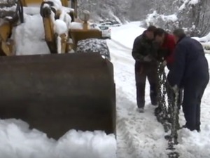 Нови проблеми због снега – Црна Трава без струје, путеви завејани