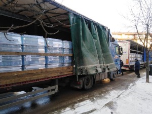 Kабинет министра Тончева и Кока-Кола донирали воду за поплављена подручја на југу Србије 