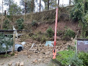 У Херцег Новом се обрушио зид Градске кафане, затрпано пет аутомобила