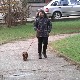 Девојчица за новац шета псе, а онда купује храну за луталице