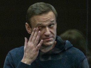 Алексеј Наваљни осуђен на три и по године