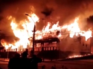 Полицајац у Чилеу убио уличног забављача, у протестима запаљене државне зграде
