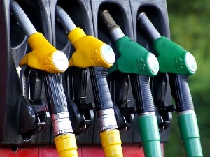 Да ли ће раст цене нафте у свету утицати на цену бензина у Србији?