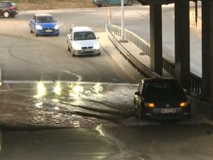 Пукла цев, вода поплавила пут у зони Хитне помоћи