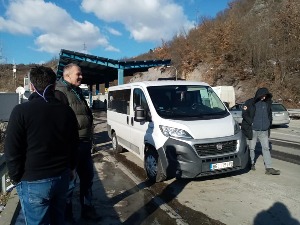 Екипа РТС-а сатима блокирана на Јарињу