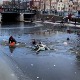 Драматичне сцене из Амстердама, пролазници спасавали клизаче који су пропали кроз лед