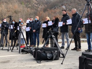Протест представника медија са КиМ због задржавања екипе РТС-а на Јарињу