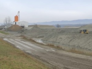 Дунавски насип између забринутих грађана и две компаније