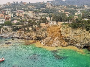 Прорадило клизиште у Италији, део гробља завршио у мору