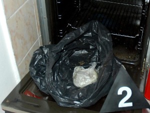 У две одвојене акције заплењена дрога и оружје, троје ухапшено