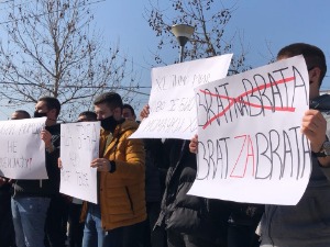 Протест средњошколаца у Грачаници због притварања њихових другова