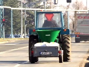 Трактористи често возе без светлосне сигнализације, бројке упозоравају