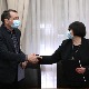 Николићи потписали уговор за стан који су добили у наградној игри "Узми рачун и победи"