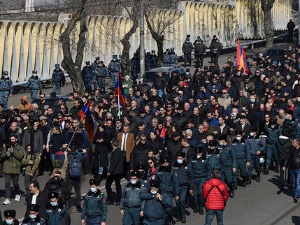 Демонстранти накратко упали у зграду владе Јерменије, траже оставку премијера Пашињана