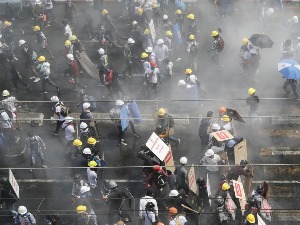 Полиција у Мјанмару на демонстранте испаљује сузавац и гумене метке